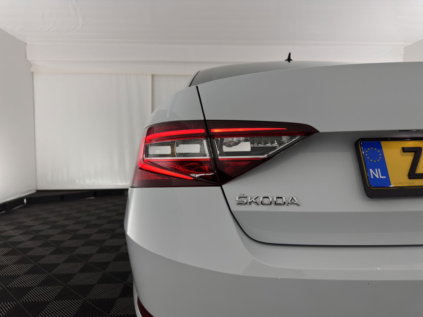 Škoda Superb 2.0 TDI Style Business Aut. *XENON | NAVI-FULLMAP | MEMORY-PACK | HEATED-COMFORTSEATS | DAB+ | KEYLESS | ECC | PDC | CRUISE | PRIVACY-GLASS | TOWBAR | CARPLAY | SHIFT-PADDLES | AMBIENT-LIGHT | 17''ALU*