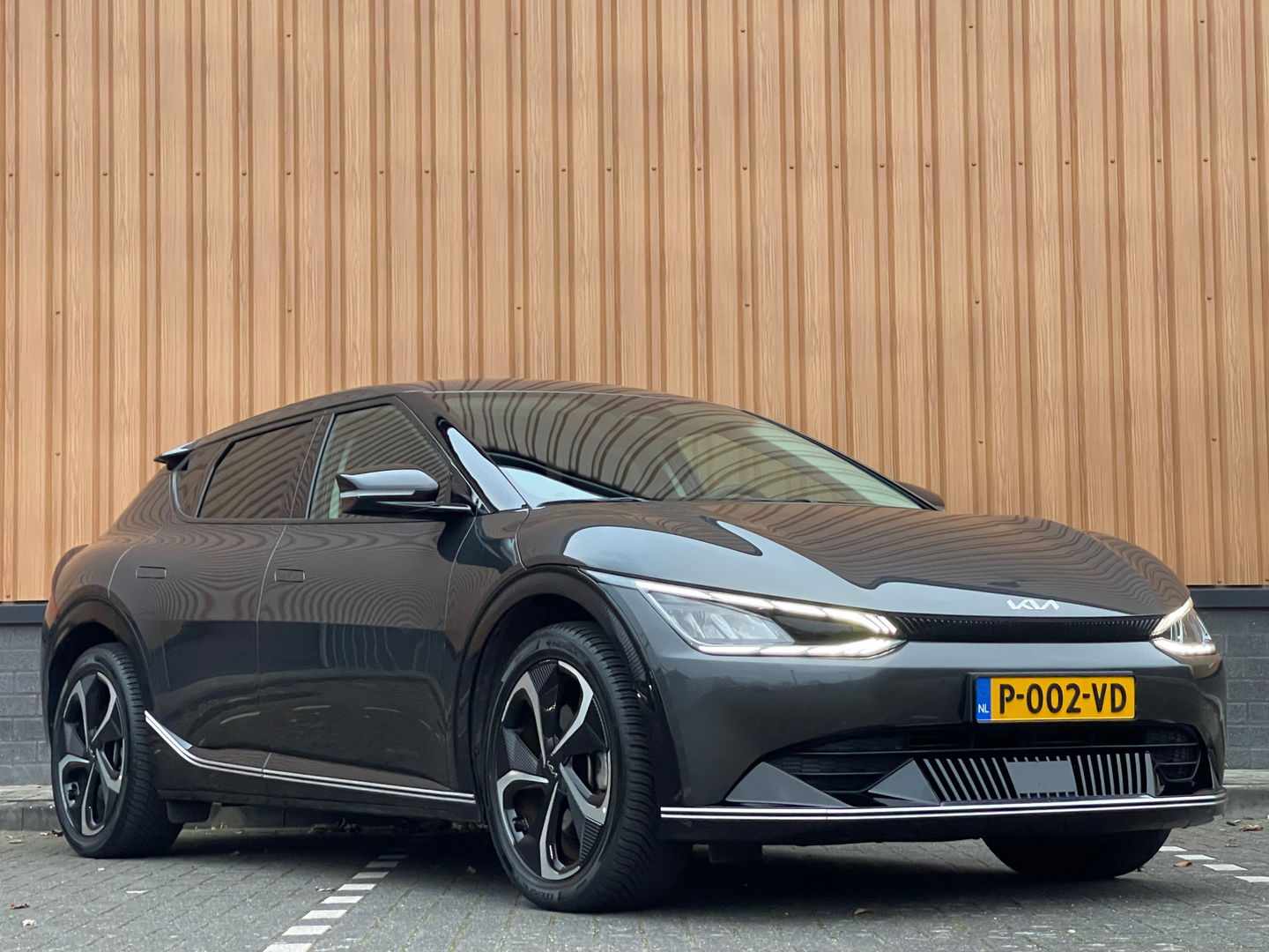 Kia Ev6 Plus 77.4 kWh | SoH 100% | Apple Carplay | Achteruitrijcamera | Parkeersensoren | Elektrische Stoelen | Stoelverwarming/verkoeling | DAB | Navigatie | Meridian | Stuurverwarming |