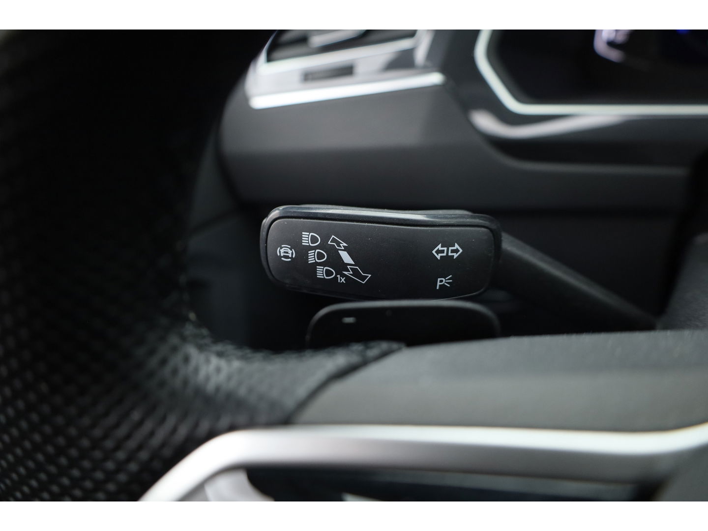 Volkswagen Tiguan 1.5 TSI R-Line DSG | Pano | Elek. Trekhaak | Camera | Stoel- Stuurverw. | Keyless | Navi | CarPlay