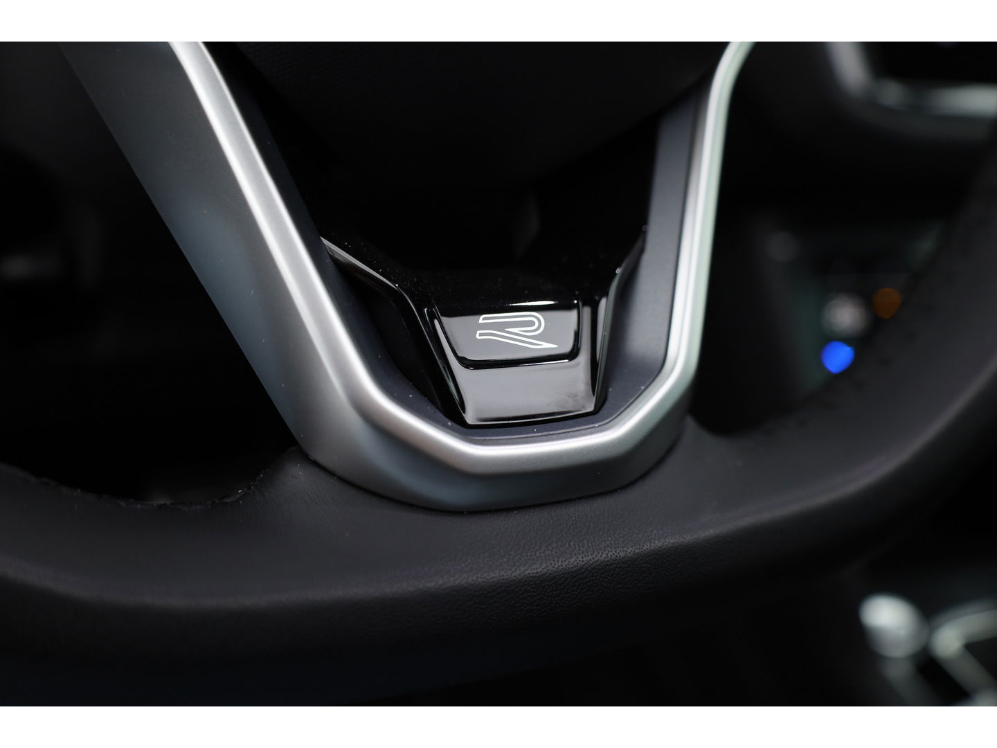 Volkswagen Tiguan 1.5 TSI R-Line DSG | Pano | Elek. Trekhaak | Camera | Stoel- Stuurverw. | Keyless | Navi | CarPlay