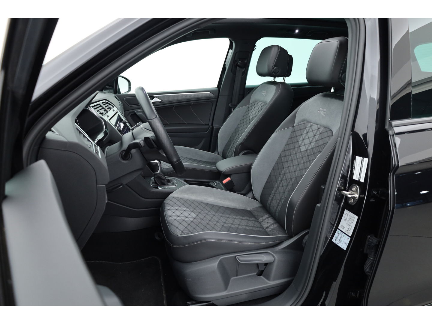 Volkswagen Tiguan 1.5 TSI R-Line DSG | Pano | Elek. Trekhaak | Camera | Stoel- Stuurverw. | Keyless | Navi | CarPlay