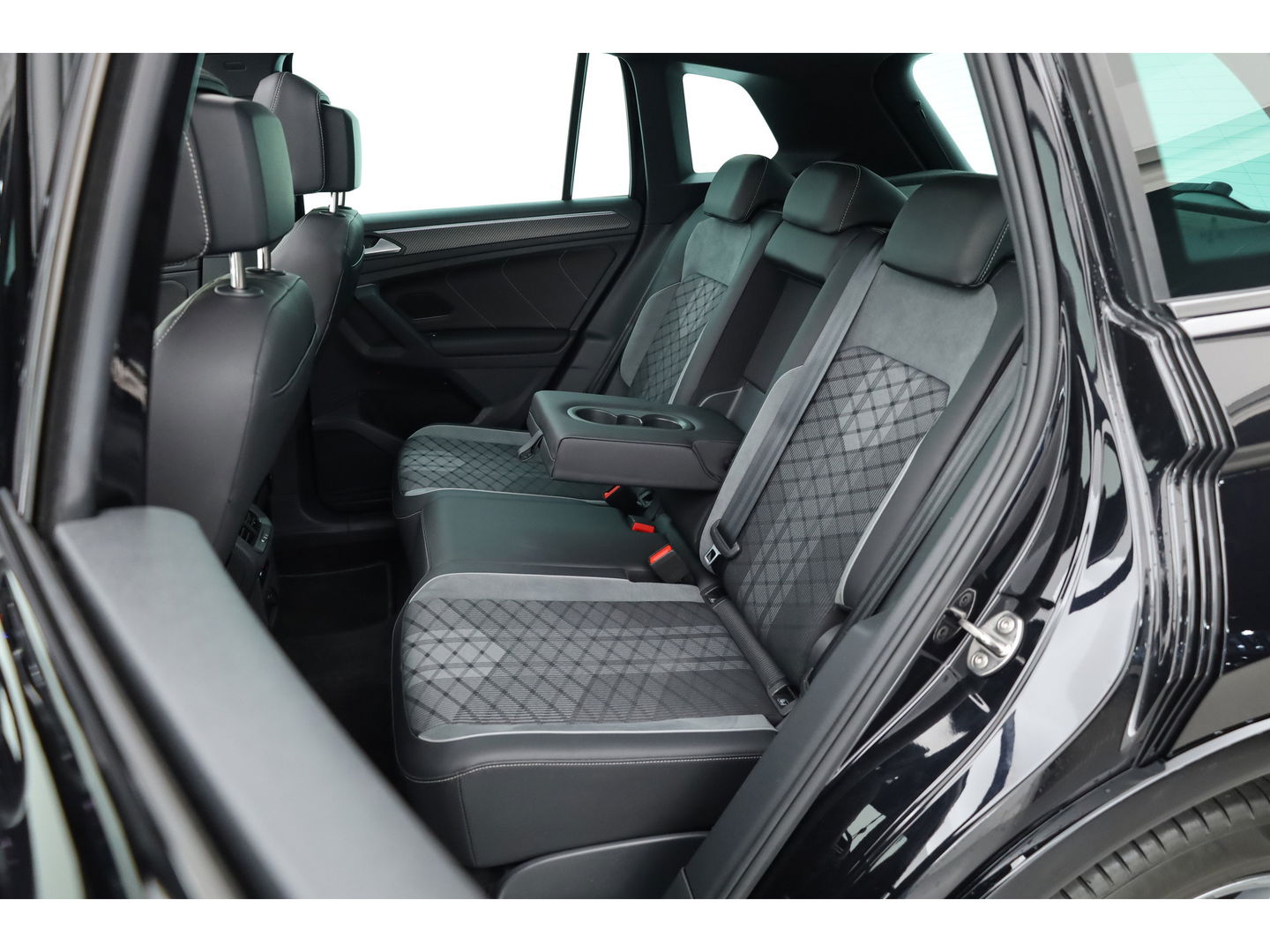 Volkswagen Tiguan 1.5 TSI R-Line DSG | Pano | Elek. Trekhaak | Camera | Stoel- Stuurverw. | Keyless | Navi | CarPlay