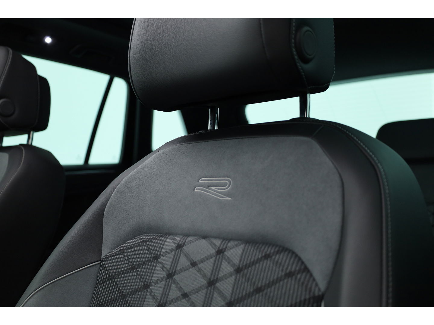 Volkswagen Tiguan 1.5 TSI R-Line DSG | Pano | Elek. Trekhaak | Camera | Stoel- Stuurverw. | Keyless | Navi | CarPlay