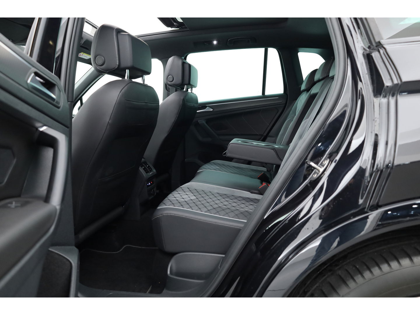 Volkswagen Tiguan 1.5 TSI R-Line DSG | Pano | Elek. Trekhaak | Camera | Stoel- Stuurverw. | Keyless | Navi | CarPlay