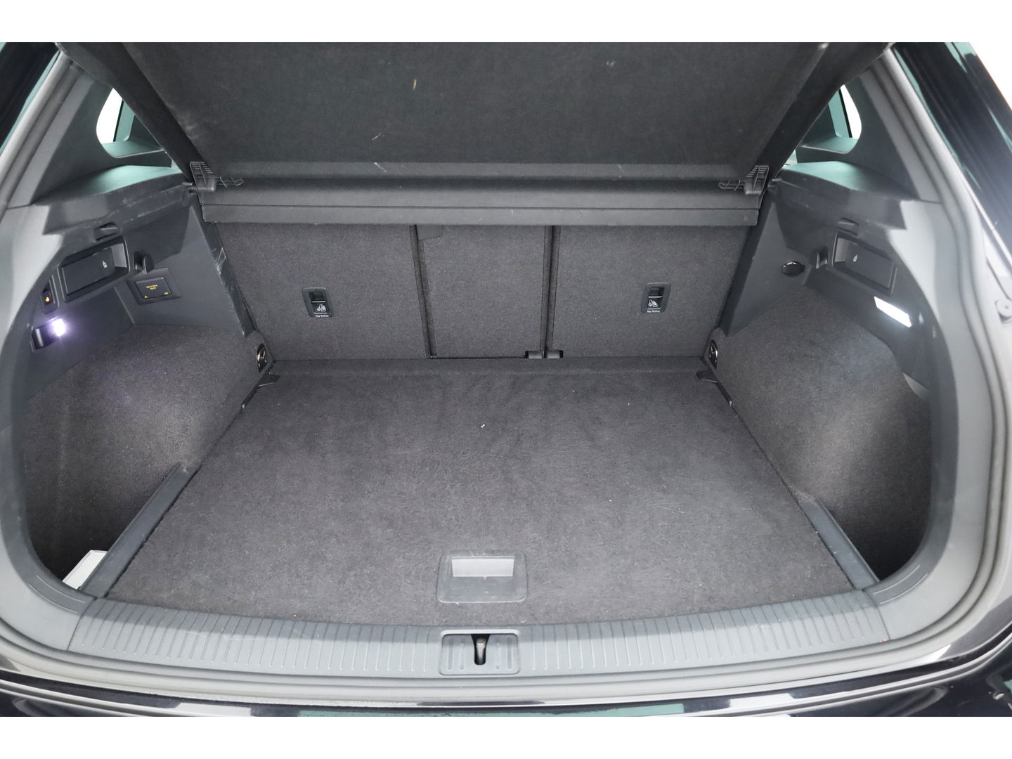 Volkswagen Tiguan 1.5 TSI R-Line DSG | Pano | Elek. Trekhaak | Camera | Stoel- Stuurverw. | Keyless | Navi | CarPlay