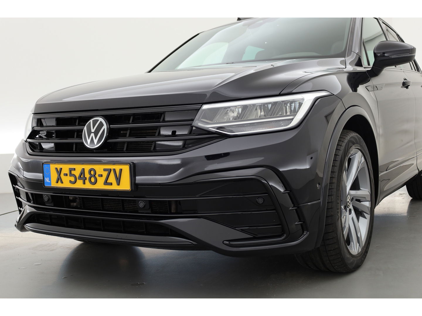 Volkswagen Tiguan 1.5 TSI R-Line DSG | Pano | Elek. Trekhaak | Camera | Stoel- Stuurverw. | Keyless | Navi | CarPlay
