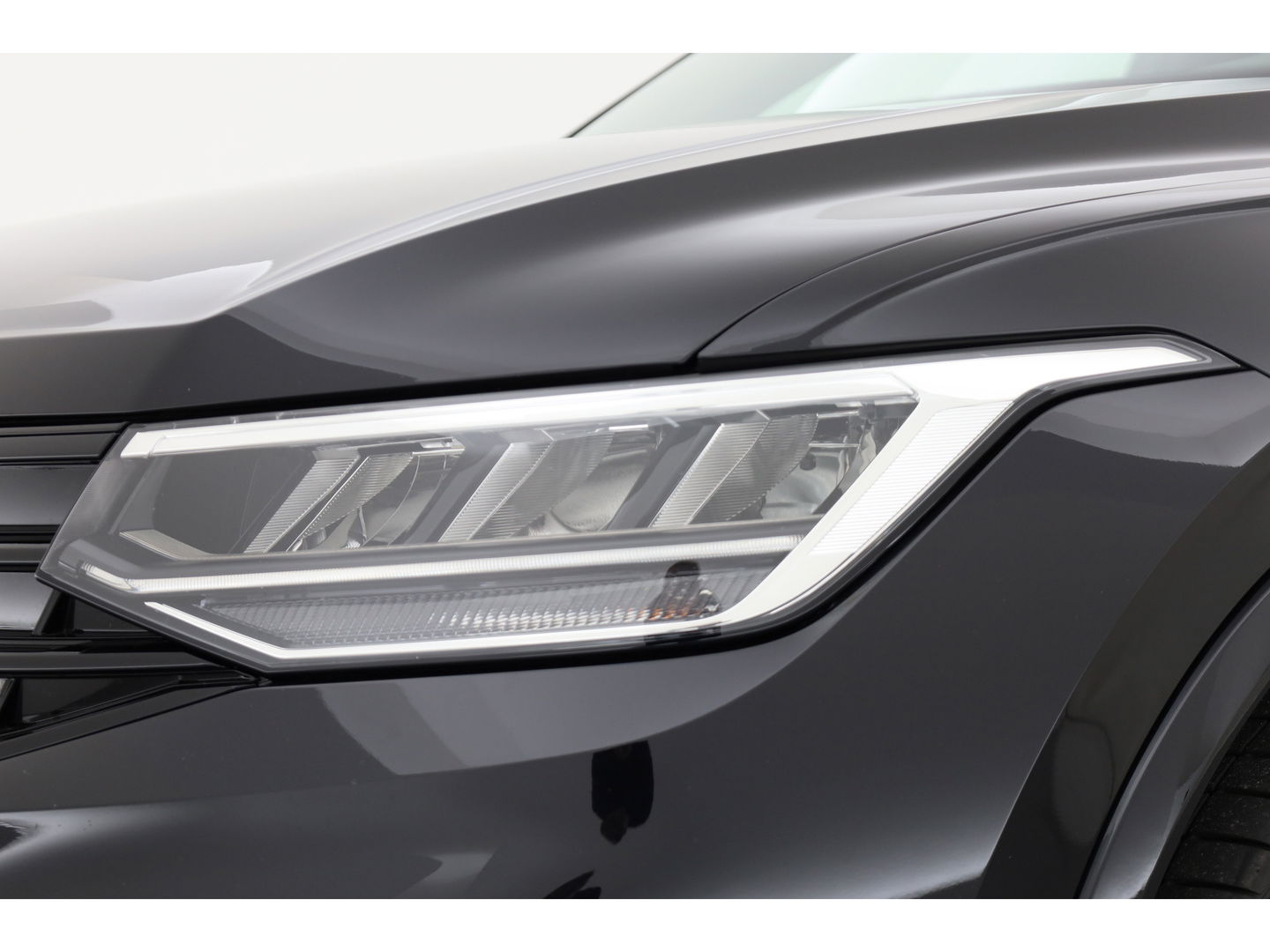 Volkswagen Tiguan 1.5 TSI R-Line DSG | Pano | Elek. Trekhaak | Camera | Stoel- Stuurverw. | Keyless | Navi | CarPlay