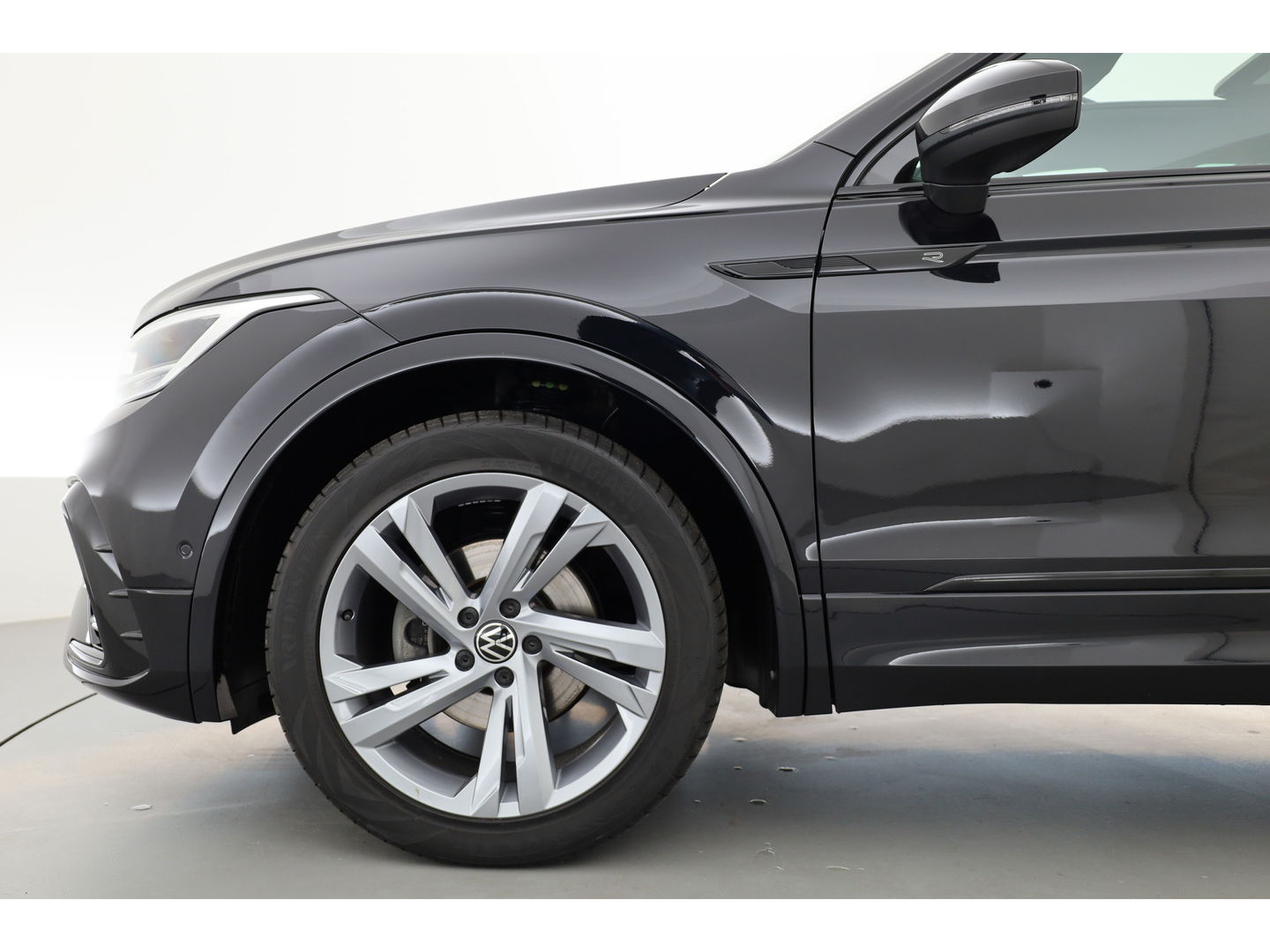 Volkswagen Tiguan 1.5 TSI R-Line DSG | Pano | Elek. Trekhaak | Camera | Stoel- Stuurverw. | Keyless | Navi | CarPlay