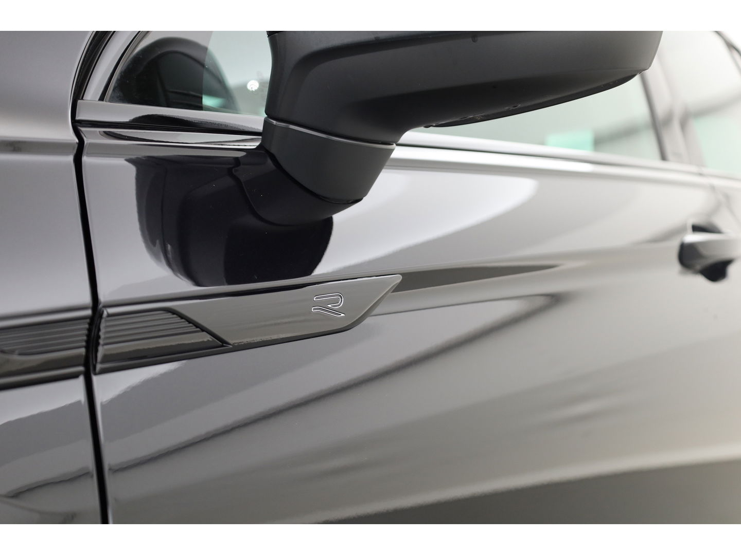 Volkswagen Tiguan 1.5 TSI R-Line DSG | Pano | Elek. Trekhaak | Camera | Stoel- Stuurverw. | Keyless | Navi | CarPlay