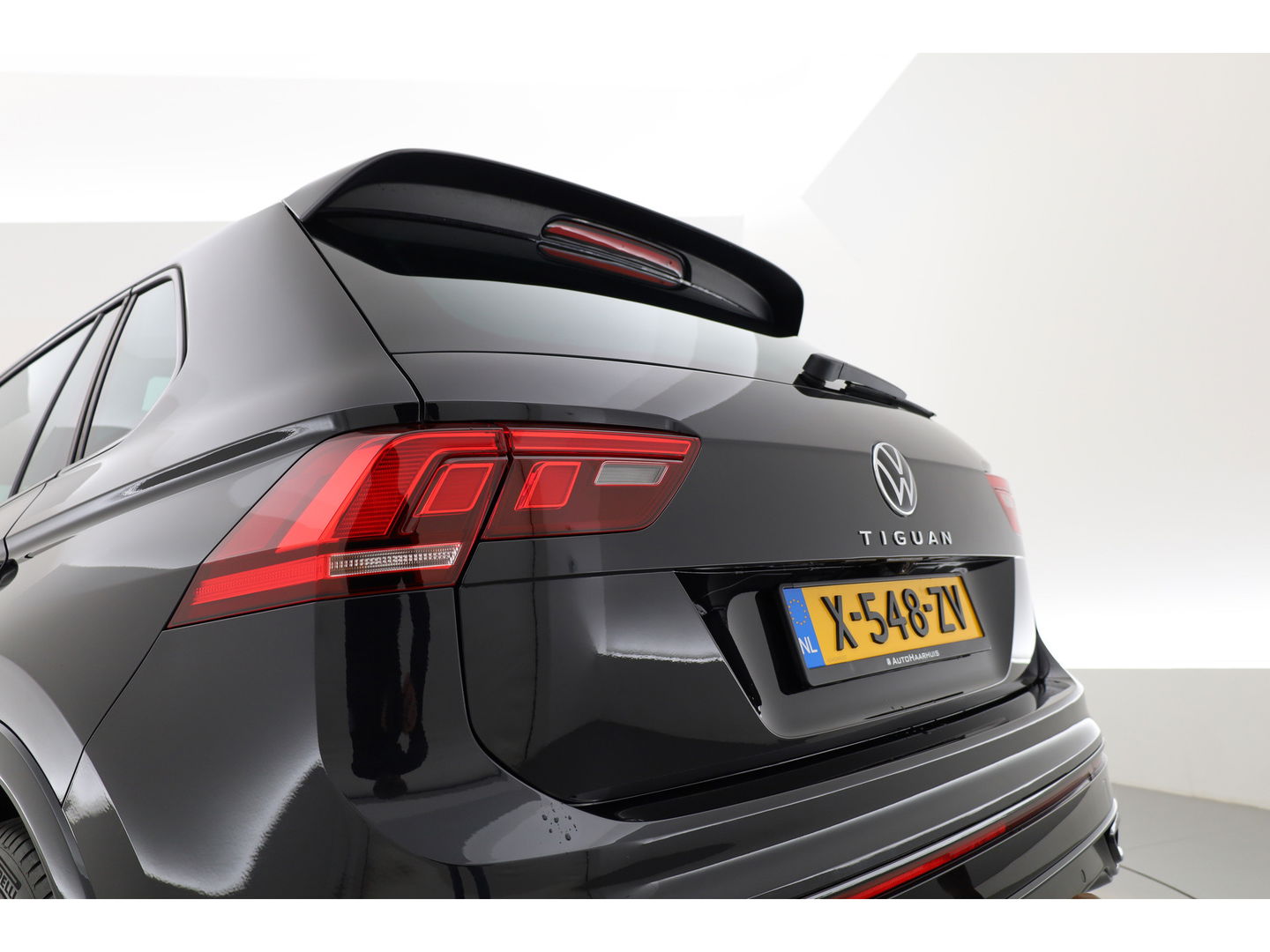 Volkswagen Tiguan 1.5 TSI R-Line DSG | Pano | Elek. Trekhaak | Camera | Stoel- Stuurverw. | Keyless | Navi | CarPlay