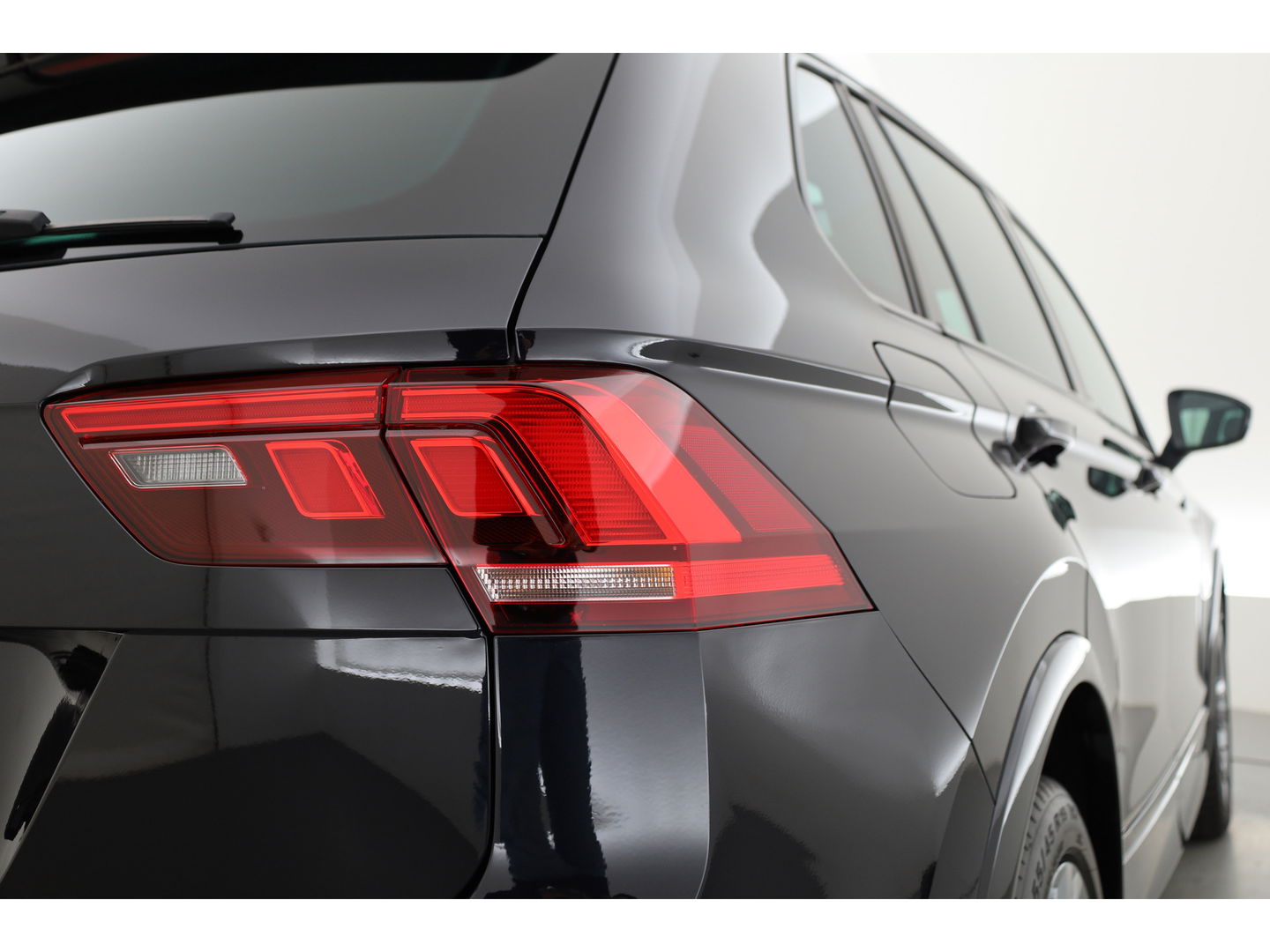 Volkswagen Tiguan 1.5 TSI R-Line DSG | Pano | Elek. Trekhaak | Camera | Stoel- Stuurverw. | Keyless | Navi | CarPlay