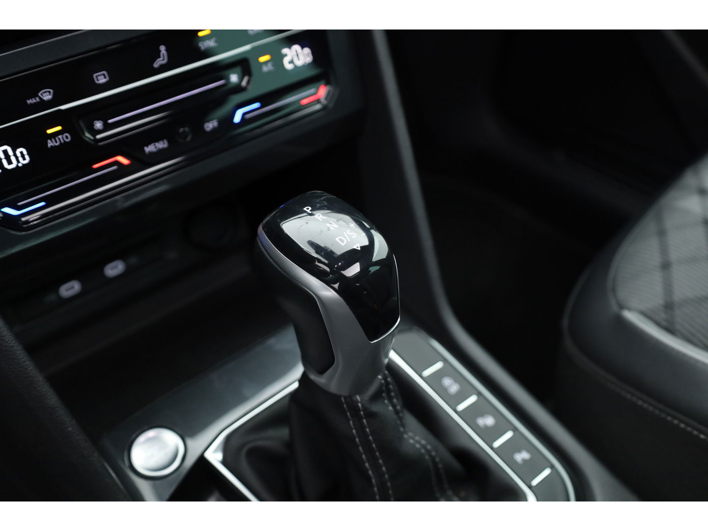 Volkswagen Tiguan 1.5 TSI R-Line DSG | Pano | Elek. Trekhaak | Camera | Stoel- Stuurverw. | Keyless | Navi | CarPlay