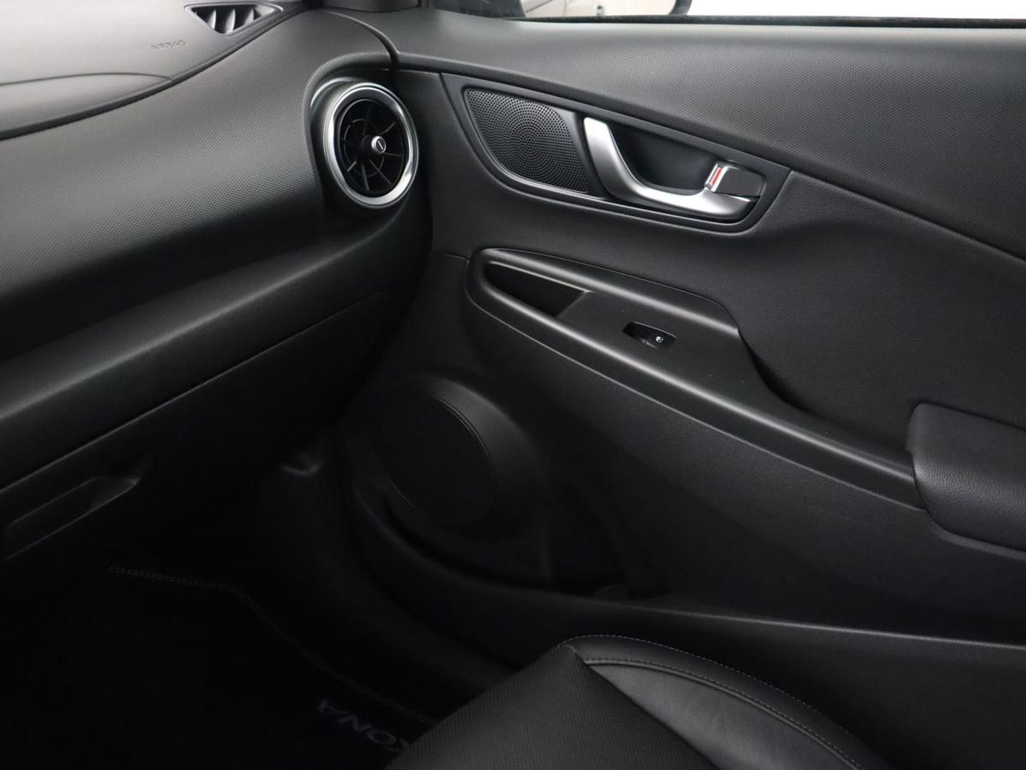 Hyundai KONA EV Business 64 kWh | 3-Fase | Stoelverwarming | Climate control | Adaptive cruise control | Camera | HUD