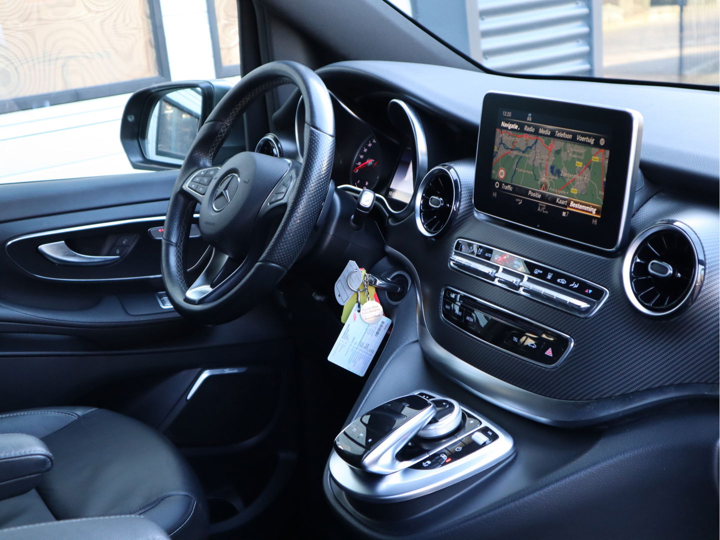 Mercedes-Benz V-Klasse 300d L3 4-MATIC Extra Lang DC 5 Pers - AMG - Trekhaak - ACC