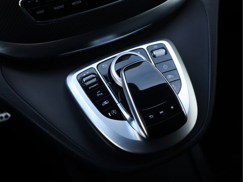 Mercedes-Benz V-Klasse 300d L3 4-MATIC Extra Lang DC 5 Pers - AMG - Trekhaak - ACC