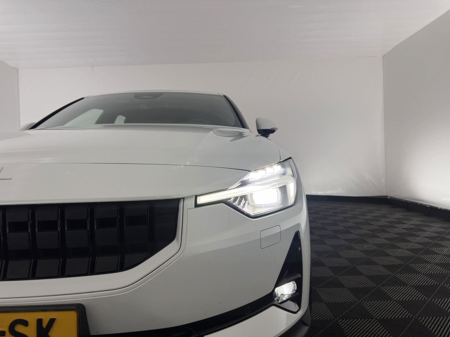 Polestar 2 Long Range Dual Motor Launch Edition 78kWh [ 3-Fase ] {SOH-92%} (INCL-BTW) *PANO | LEATHER | NAVI-FULLMAP | FULL-LED | BLIND-SPOT | KEYLESS | LANE-ASSIST | DIGI-COCKPIT | CARPLAY | DAB+ | HEATED-COMFORTSEATS | ECC | MEMORY-PACK | PDC | 20''ALU*