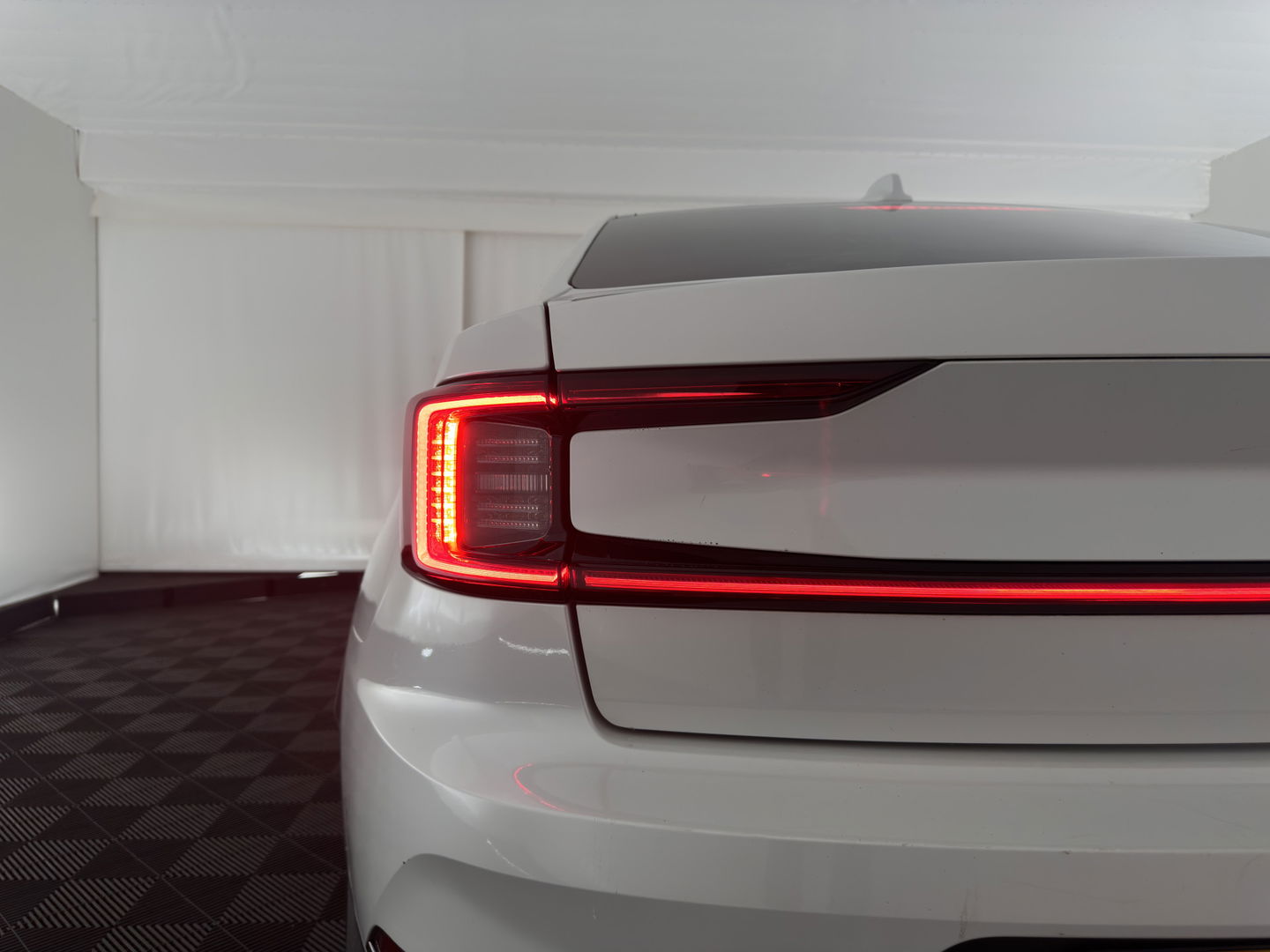 Polestar 2 Long Range Dual Motor Launch Edition 78kWh [ 3-Fase ] {SOH-92%} (INCL-BTW) *PANO | LEATHER | NAVI-FULLMAP | FULL-LED | BLIND-SPOT | KEYLESS | LANE-ASSIST | DIGI-COCKPIT | CARPLAY | DAB+ | HEATED-COMFORTSEATS | ECC | MEMORY-PACK | PDC | 20''ALU*