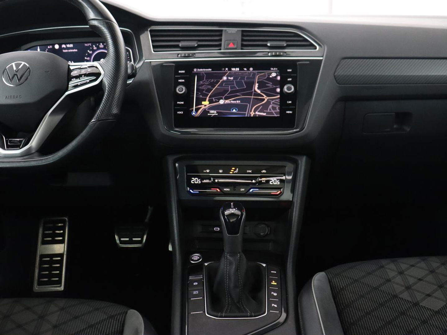 Volkswagen Tiguan 1.4 TSI eHybrid R-Line | Panoramadak | Keyless | Camera | Adaptive cruise control | Carplay | Privacy glass