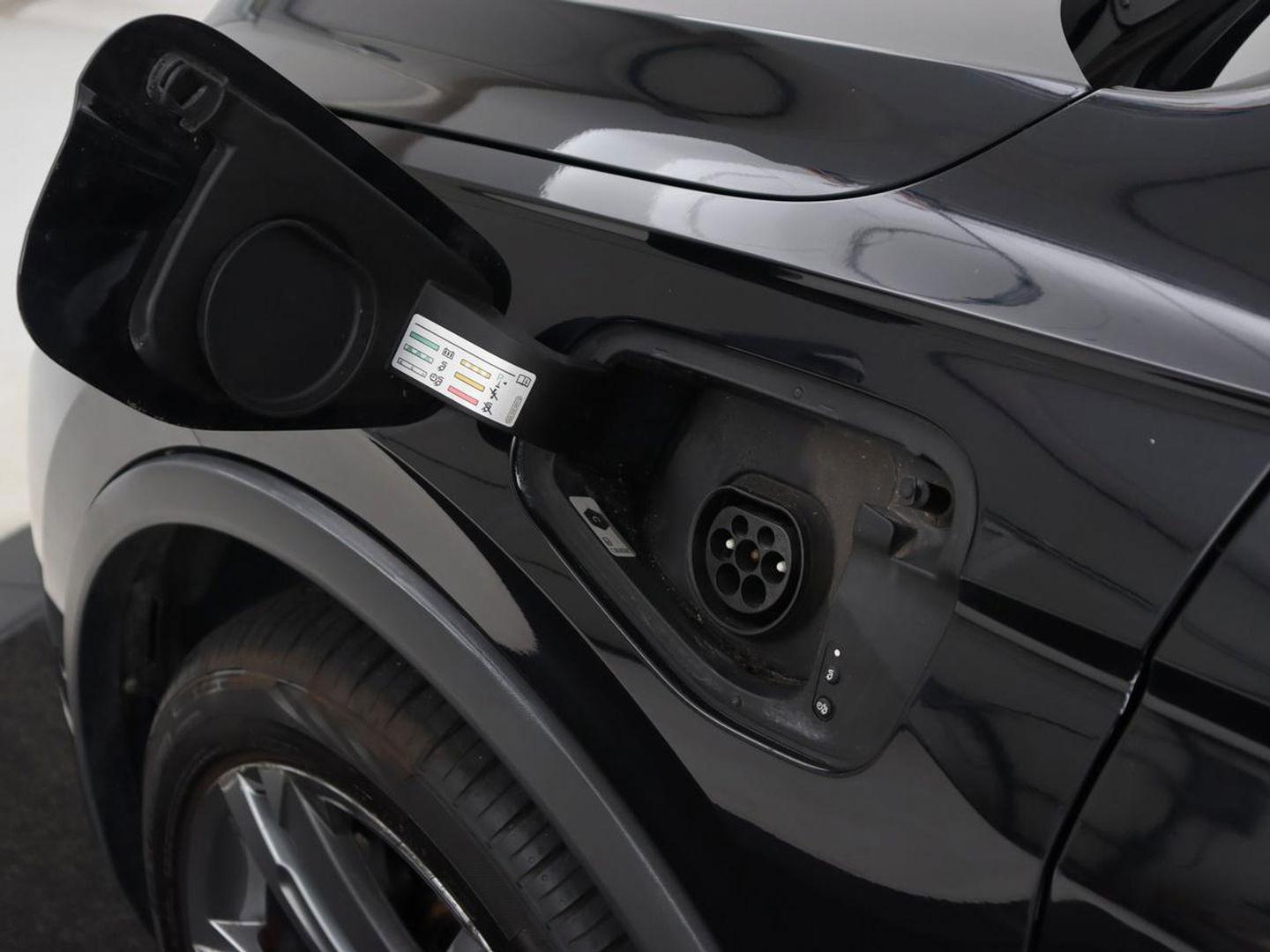 Volkswagen Tiguan 1.4 TSI eHybrid R-Line | Panoramadak | Keyless | Camera | Adaptive cruise control | Carplay | Privacy glass