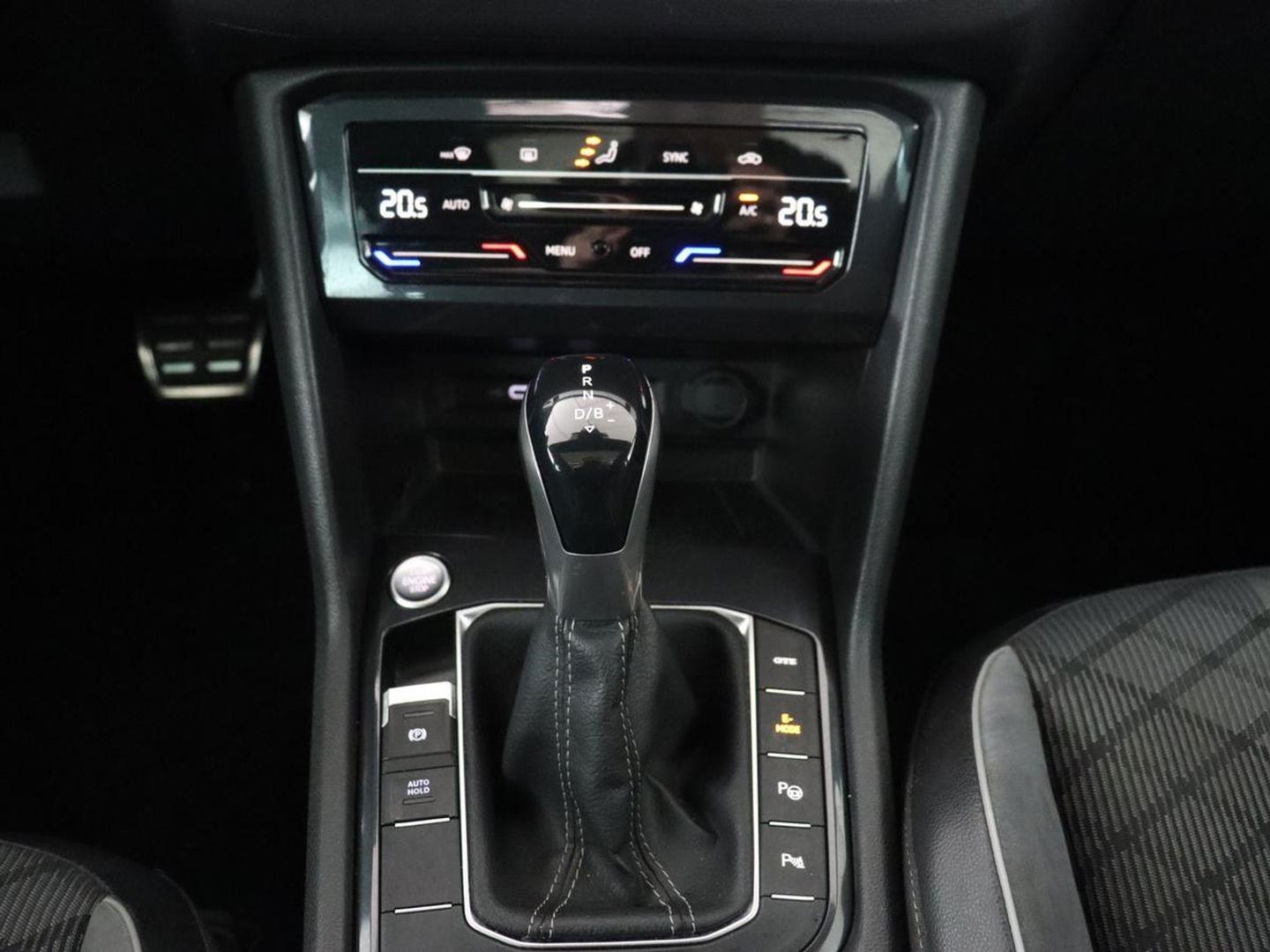 Volkswagen Tiguan 1.4 TSI eHybrid R-Line | Panoramadak | Keyless | Camera | Adaptive cruise control | Carplay | Privacy glass