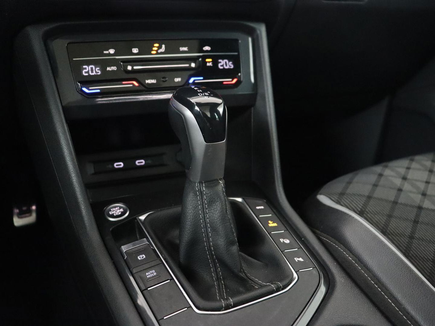 Volkswagen Tiguan 1.4 TSI eHybrid R-Line | Panoramadak | Keyless | Camera | Adaptive cruise control | Carplay | Privacy glass