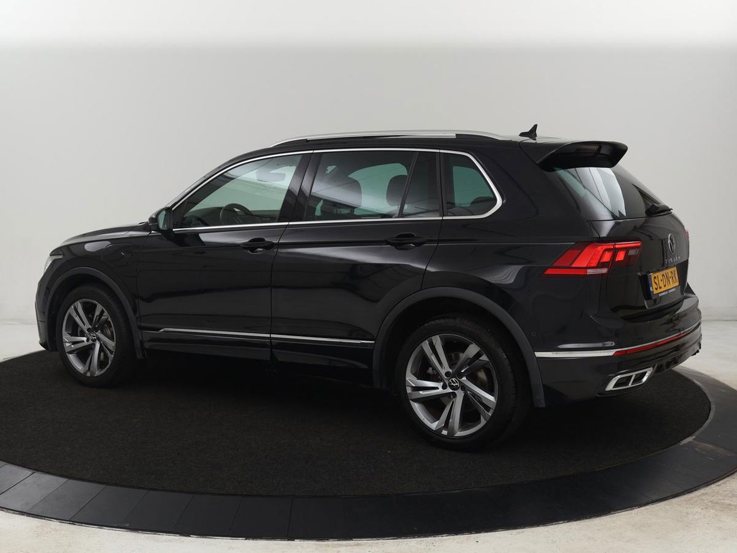 Volkswagen Tiguan 1.4 TSI eHybrid R-Line | Panoramadak | Keyless | Camera | Adaptive cruise control | Carplay | Privacy glass