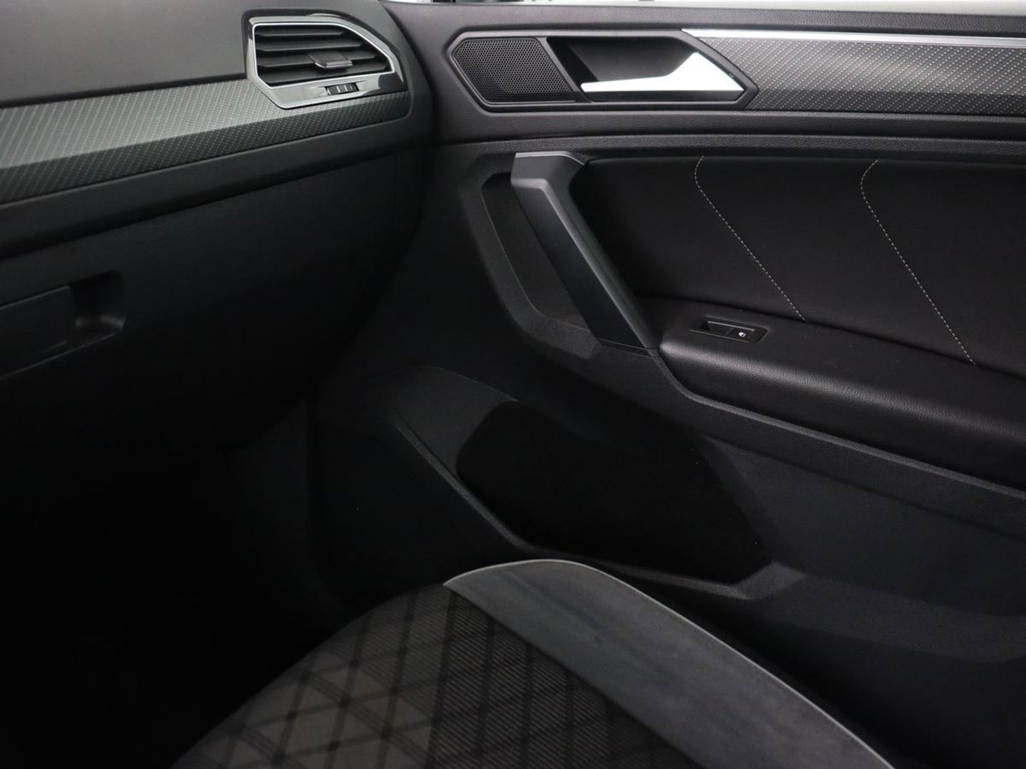 Volkswagen Tiguan 1.4 TSI eHybrid R-Line | Panoramadak | Keyless | Camera | Adaptive cruise control | Carplay | Privacy glass