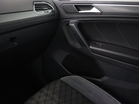 Volkswagen Tiguan 1.4 TSI eHybrid R-Line | Panoramadak | Keyless | Camera | Adaptive cruise control | Carplay | Privacy glass