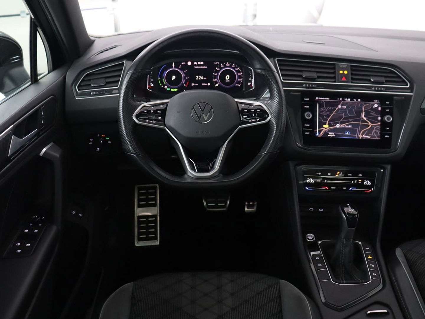 Volkswagen Tiguan 1.4 TSI eHybrid R-Line | Panoramadak | Keyless | Camera | Adaptive cruise control | Carplay | Privacy glass