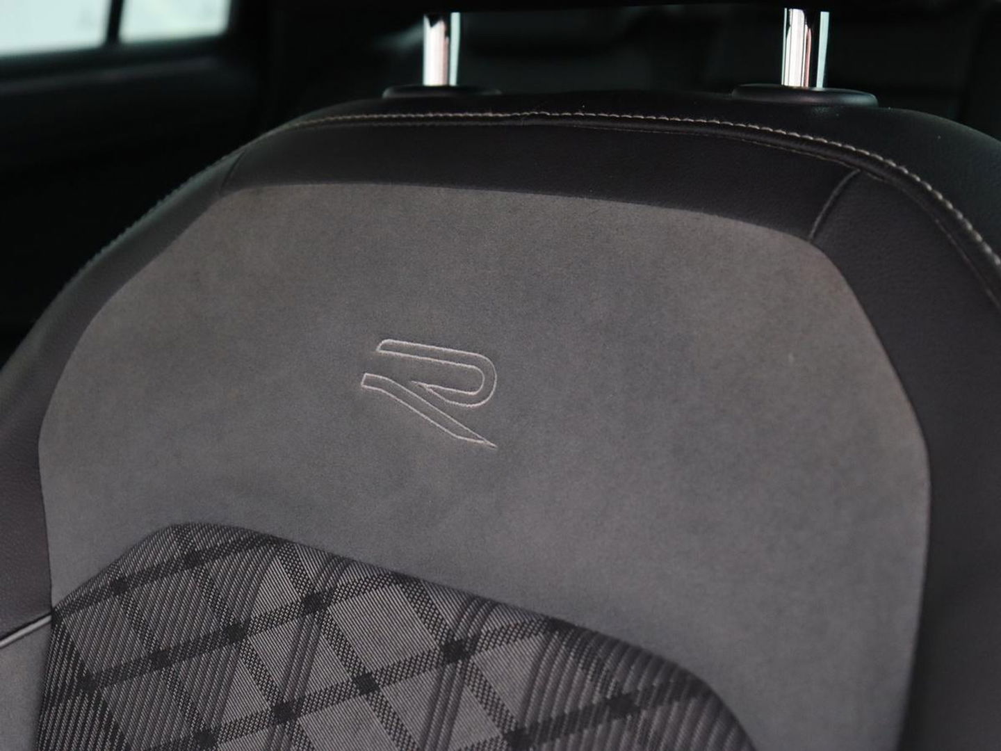 Volkswagen Tiguan 1.4 TSI eHybrid R-Line | Panoramadak | Keyless | Camera | Adaptive cruise control | Carplay | Privacy glass