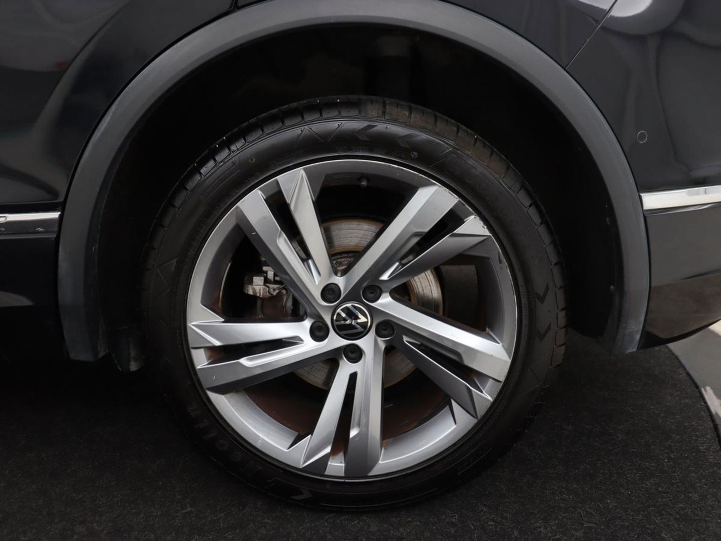 Volkswagen Tiguan 1.4 TSI eHybrid R-Line | Panoramadak | Keyless | Camera | Adaptive cruise control | Carplay | Privacy glass