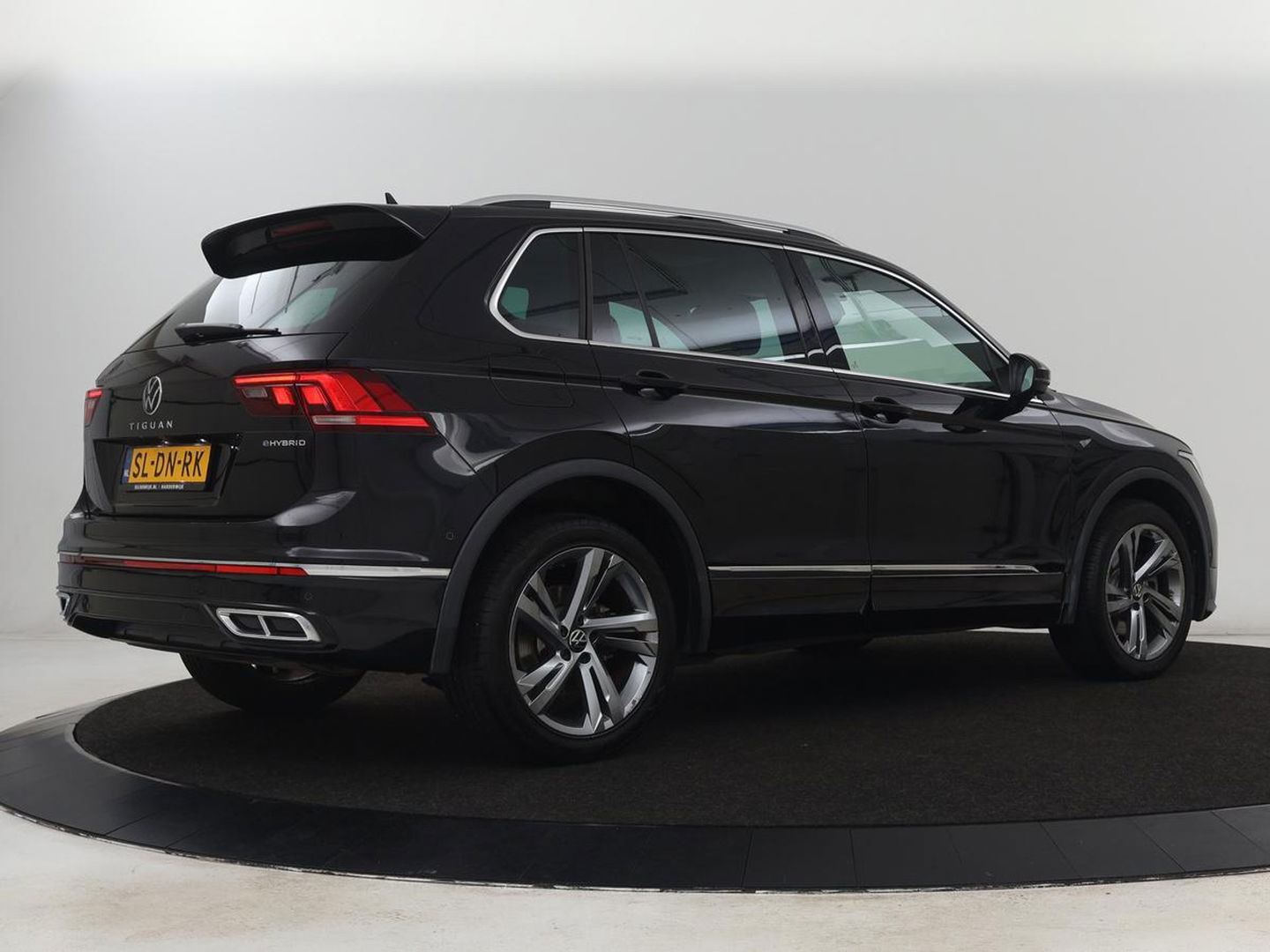 Volkswagen Tiguan 1.4 TSI eHybrid R-Line | Panoramadak | Keyless | Camera | Adaptive cruise control | Carplay | Privacy glass