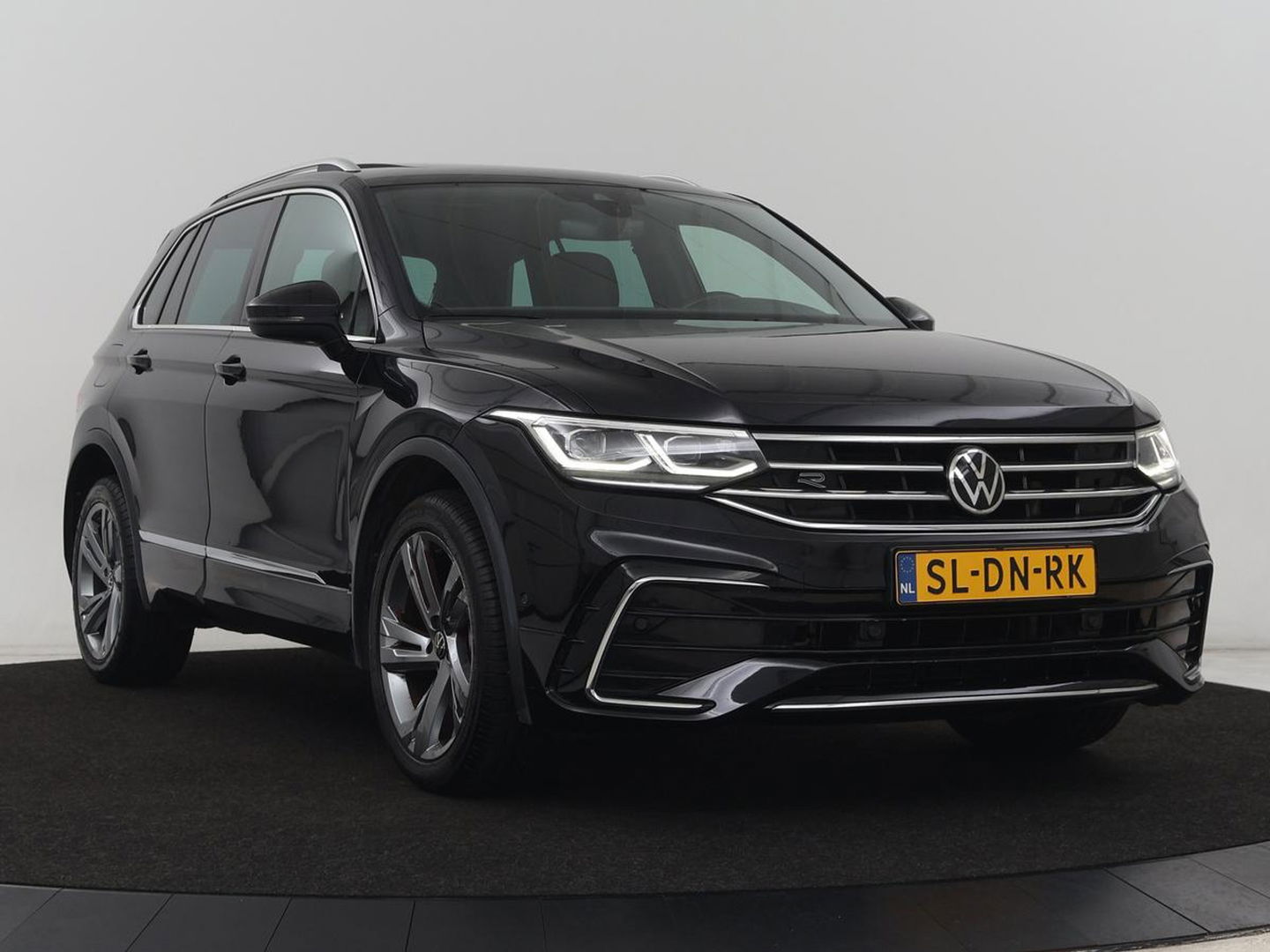 Volkswagen Tiguan 1.4 TSI eHybrid R-Line | Panoramadak | Keyless | Camera | Adaptive cruise control | Carplay | Privacy glass