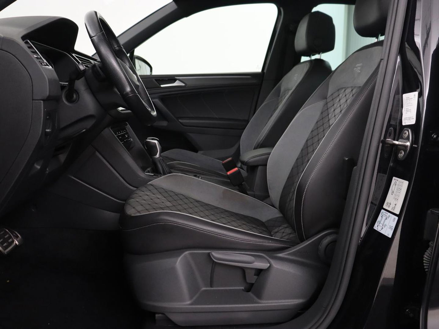 Volkswagen Tiguan 1.4 TSI eHybrid R-Line | Panoramadak | Keyless | Camera | Adaptive cruise control | Carplay | Privacy glass