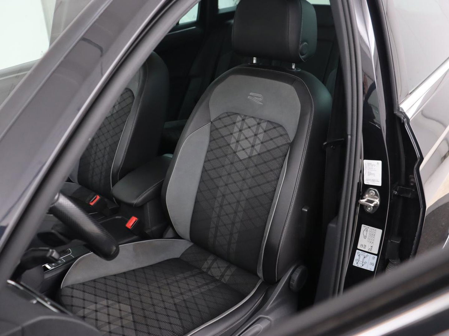 Volkswagen Tiguan 1.4 TSI eHybrid R-Line | Panoramadak | Keyless | Camera | Adaptive cruise control | Carplay | Privacy glass