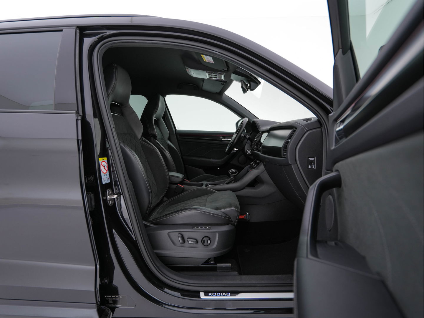 Škoda Kodiaq 1.5 TSI Sportline Business [ 7-Pers. ] (INCL-BTW) Aut. *LEATHER-MICROFIBRE | FULL-LED | ADAPTIVE-CRUISE | MEMORY-PACK | DIGI-COCKPIT | NAVI-FULLMAP | CAMERA | DAB+ | AMBIENT-LIGHT | KEYLESS | CARPLAY | PRIVACY-GLASS| TOWBAR | 20''