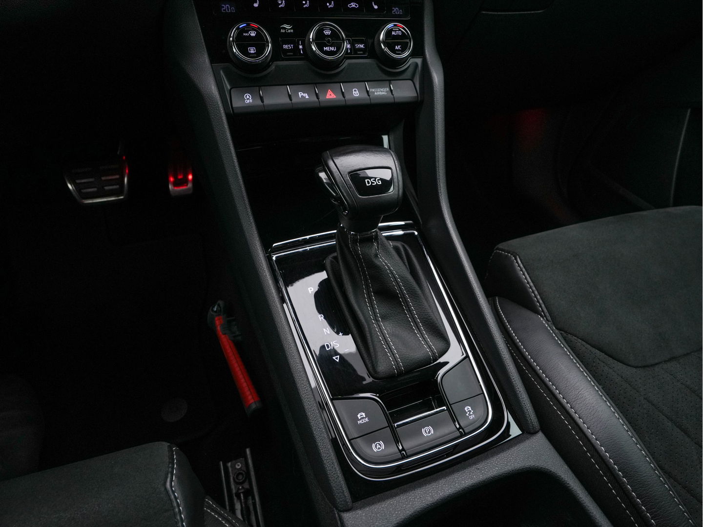 Škoda Kodiaq 1.5 TSI Sportline Business [ 7-Pers. ] (INCL-BTW) Aut. *LEATHER-MICROFIBRE | FULL-LED | ADAPTIVE-CRUISE | MEMORY-PACK | DIGI-COCKPIT | NAVI-FULLMAP | CAMERA | DAB+ | AMBIENT-LIGHT | KEYLESS | CARPLAY | PRIVACY-GLASS| TOWBAR | 20''