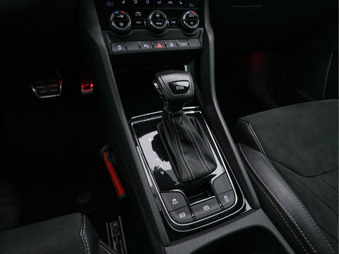 Škoda Kodiaq 1.5 TSI Sportline Business [ 7-Pers. ] (INCL-BTW) Aut. *LEATHER-MICROFIBRE | FULL-LED | ADAPTIVE-CRUISE | MEMORY-PACK | DIGI-COCKPIT | NAVI-FULLMAP | CAMERA | DAB+ | AMBIENT-LIGHT | KEYLESS | CARPLAY | PRIVACY-GLASS| TOWBAR | 20''