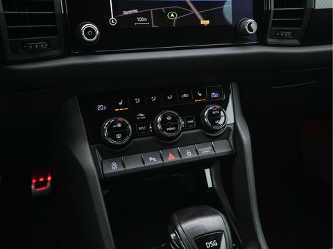 Škoda Kodiaq 1.5 TSI Sportline Business [ 7-Pers. ] (INCL-BTW) Aut. *LEATHER-MICROFIBRE | FULL-LED | ADAPTIVE-CRUISE | MEMORY-PACK | DIGI-COCKPIT | NAVI-FULLMAP | CAMERA | DAB+ | AMBIENT-LIGHT | KEYLESS | CARPLAY | PRIVACY-GLASS| TOWBAR | 20''