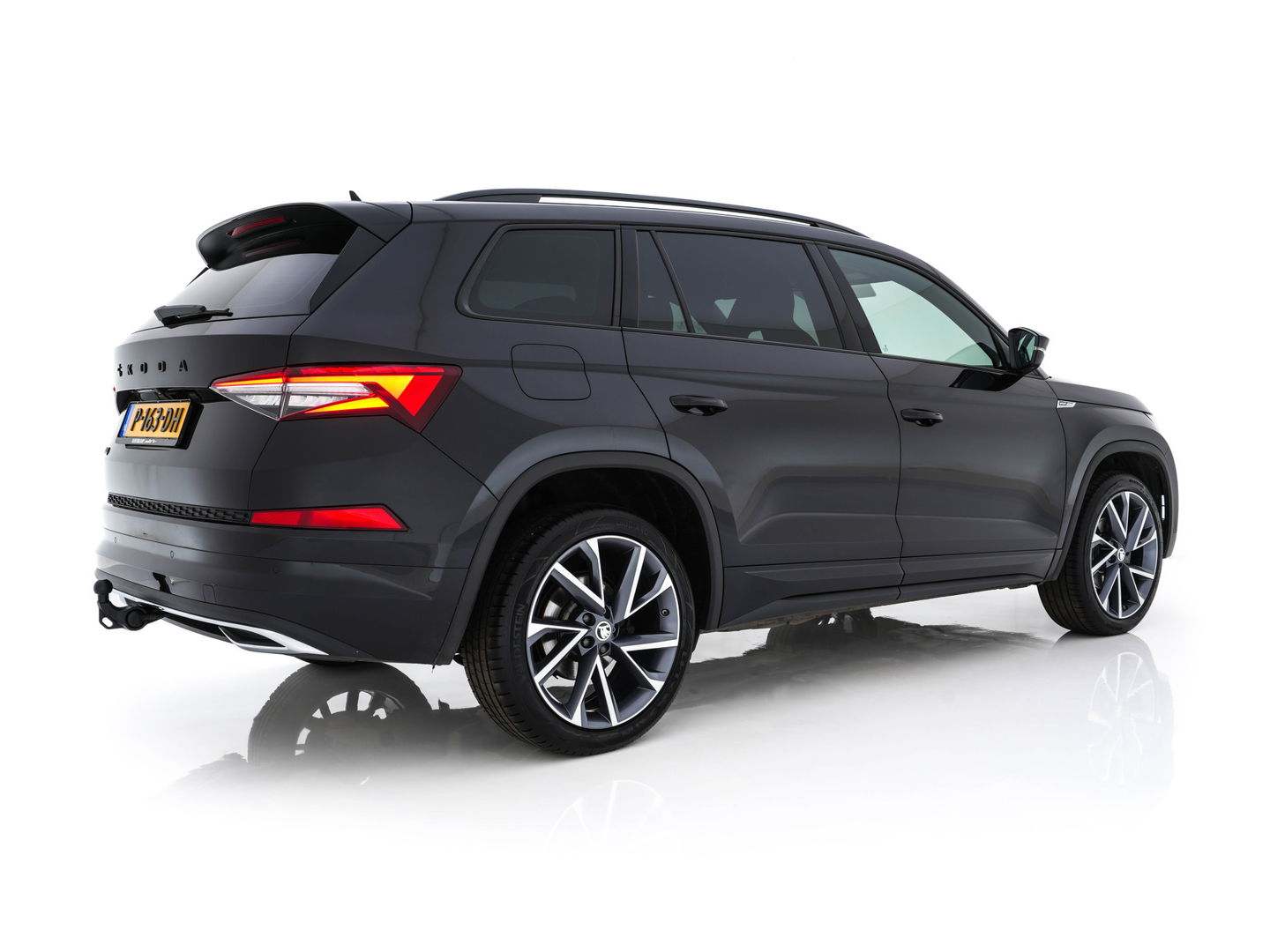 Škoda Kodiaq 1.5 TSI Sportline Business [ 7-Pers. ] (INCL-BTW) Aut. *LEATHER-MICROFIBRE | FULL-LED | ADAPTIVE-CRUISE | MEMORY-PACK | DIGI-COCKPIT | NAVI-FULLMAP | CAMERA | DAB+ | AMBIENT-LIGHT | KEYLESS | CARPLAY | PRIVACY-GLASS| TOWBAR | 20''