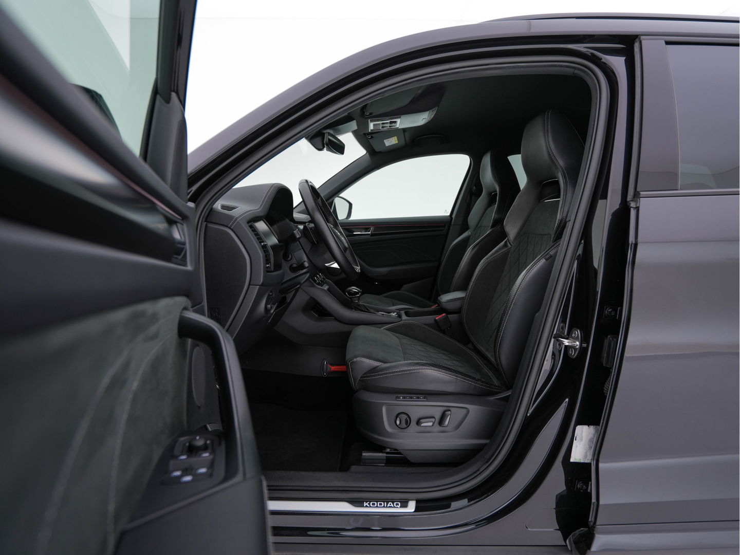 Škoda Kodiaq 1.5 TSI Sportline Business [ 7-Pers. ] (INCL-BTW) Aut. *LEATHER-MICROFIBRE | FULL-LED | ADAPTIVE-CRUISE | MEMORY-PACK | DIGI-COCKPIT | NAVI-FULLMAP | CAMERA | DAB+ | AMBIENT-LIGHT | KEYLESS | CARPLAY | PRIVACY-GLASS| TOWBAR | 20''