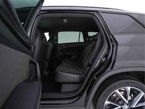 Škoda Kodiaq 1.5 TSI Sportline Business [ 7-Pers. ] (INCL-BTW) Aut. *LEATHER-MICROFIBRE | FULL-LED | ADAPTIVE-CRUISE | MEMORY-PACK | DIGI-COCKPIT | NAVI-FULLMAP | CAMERA | DAB+ | AMBIENT-LIGHT | KEYLESS | CARPLAY | PRIVACY-GLASS| TOWBAR | 20''