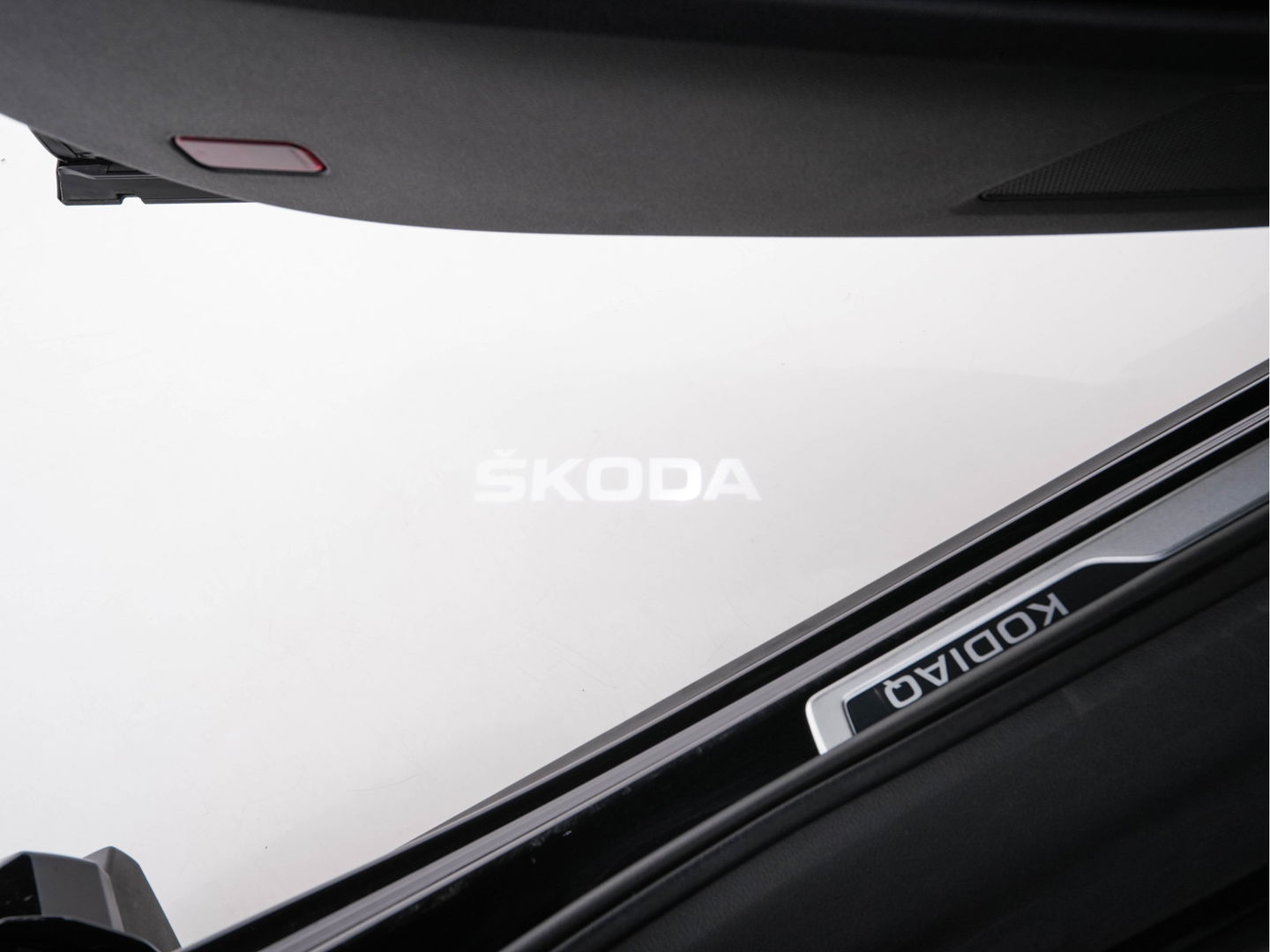 Škoda Kodiaq 1.5 TSI Sportline Business [ 7-Pers. ] (INCL-BTW) Aut. *LEATHER-MICROFIBRE | FULL-LED | ADAPTIVE-CRUISE | MEMORY-PACK | DIGI-COCKPIT | NAVI-FULLMAP | CAMERA | DAB+ | AMBIENT-LIGHT | KEYLESS | CARPLAY | PRIVACY-GLASS| TOWBAR | 20''