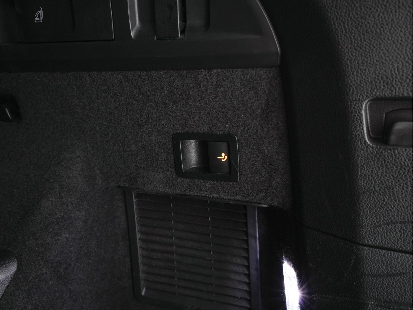 Škoda Kodiaq 1.5 TSI Sportline Business [ 7-Pers. ] (INCL-BTW) Aut. *LEATHER-MICROFIBRE | FULL-LED | ADAPTIVE-CRUISE | MEMORY-PACK | DIGI-COCKPIT | NAVI-FULLMAP | CAMERA | DAB+ | AMBIENT-LIGHT | KEYLESS | CARPLAY | PRIVACY-GLASS| TOWBAR | 20''