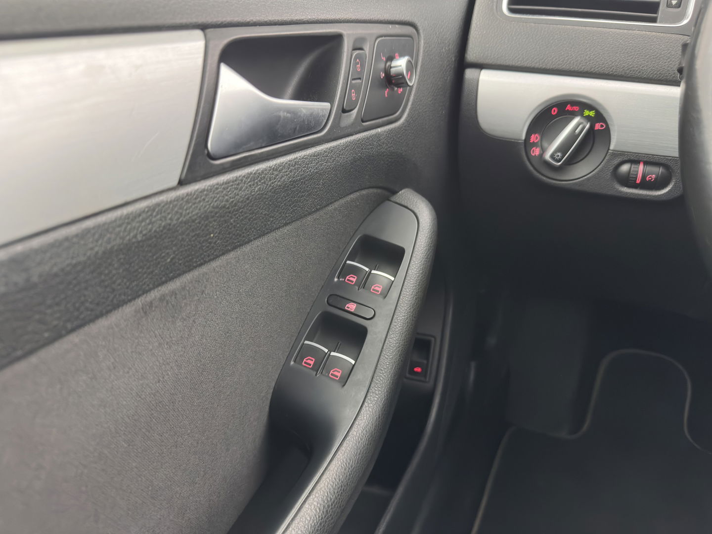 Volkswagen Jetta 1.4 TSI Hybrid Highline Aut. *XENON | NAVI-FULLMAP | COMFORT-SEATS | PRIVACY-GLASS | SHIFT-PADDLES |  ECC | PDC | CRUISE | 17''ALU*