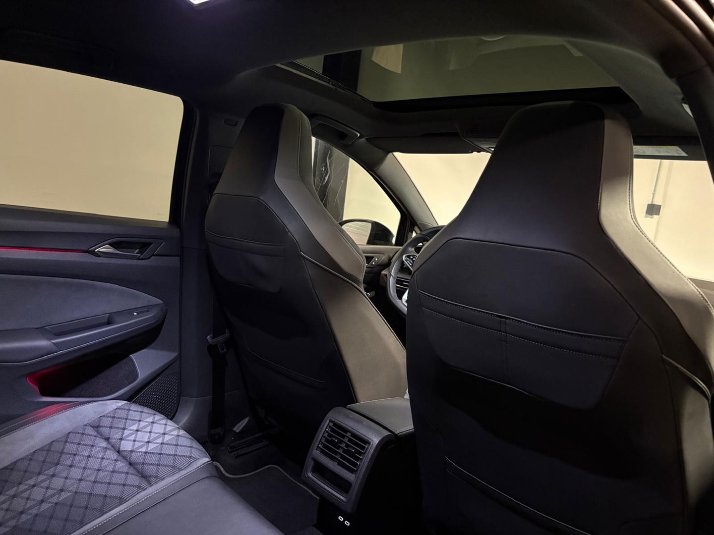 Volkswagen Golf 1.5 eTSI R-Line PANO KEYLESS CAM