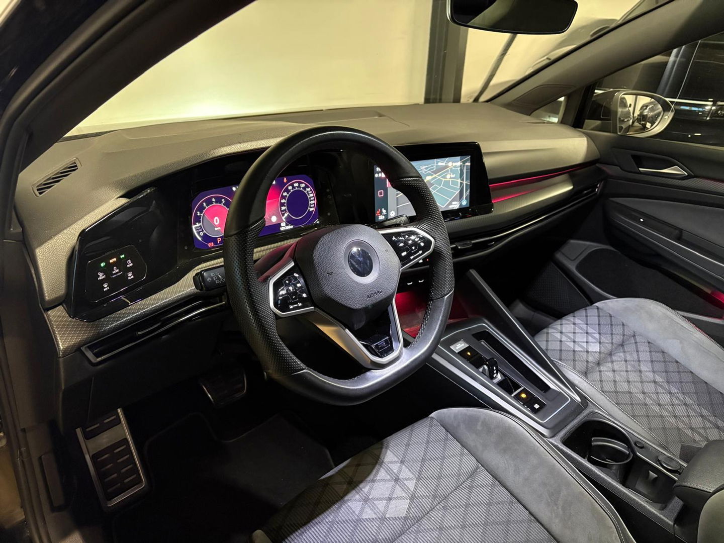 Volkswagen Golf 1.5 eTSI R-Line PANO KEYLESS CAM