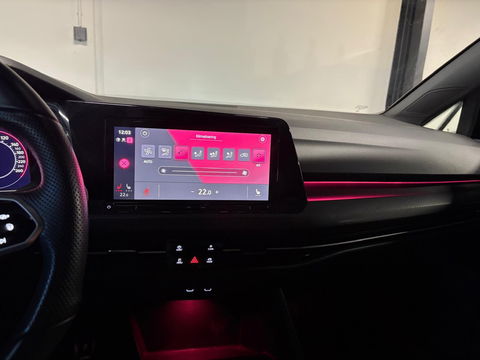 Volkswagen Golf 1.5 eTSI R-Line PANO KEYLESS CAM