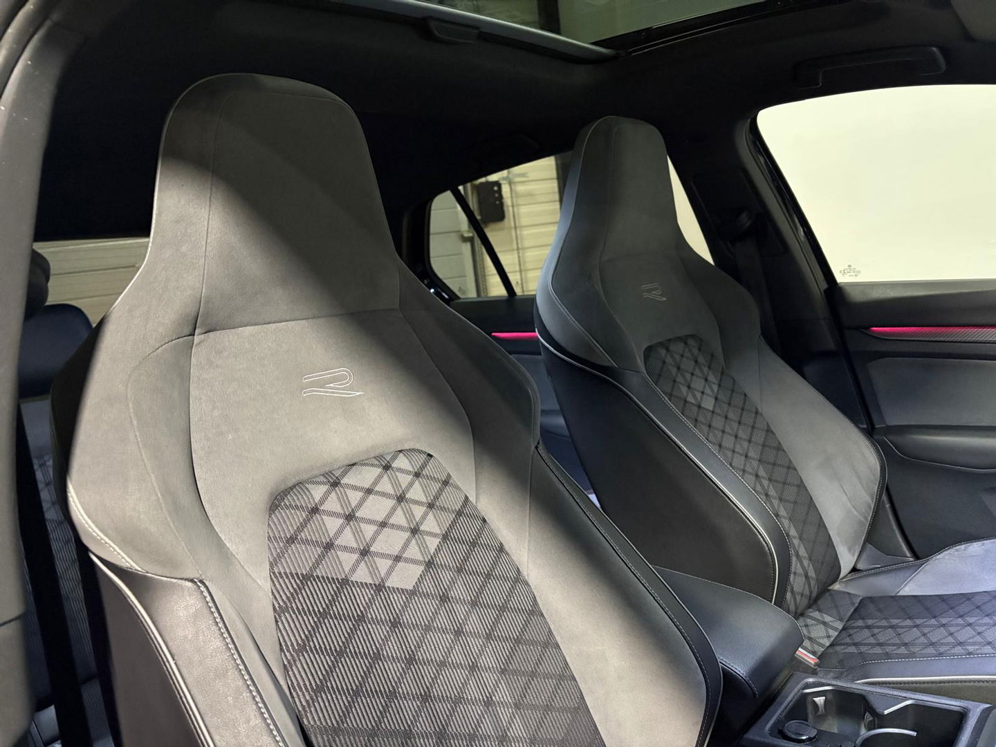 Volkswagen Golf 1.5 eTSI R-Line PANO KEYLESS CAM