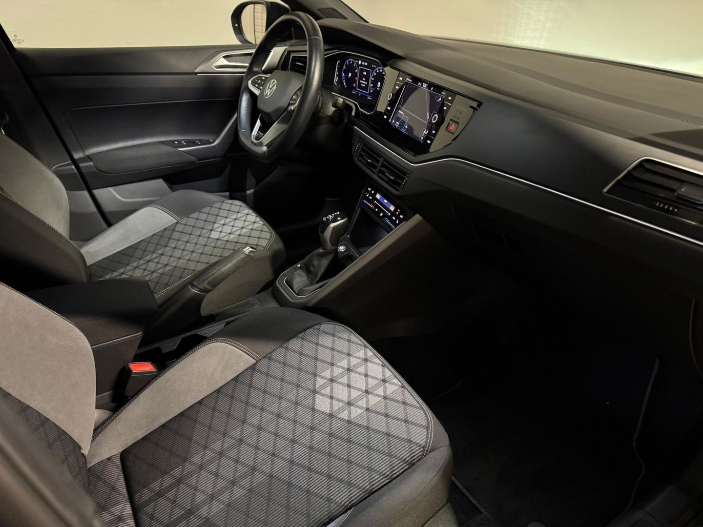 Volkswagen Taigo 1.5 TSI R-Line PANO KEYLESS BLINDSPOT